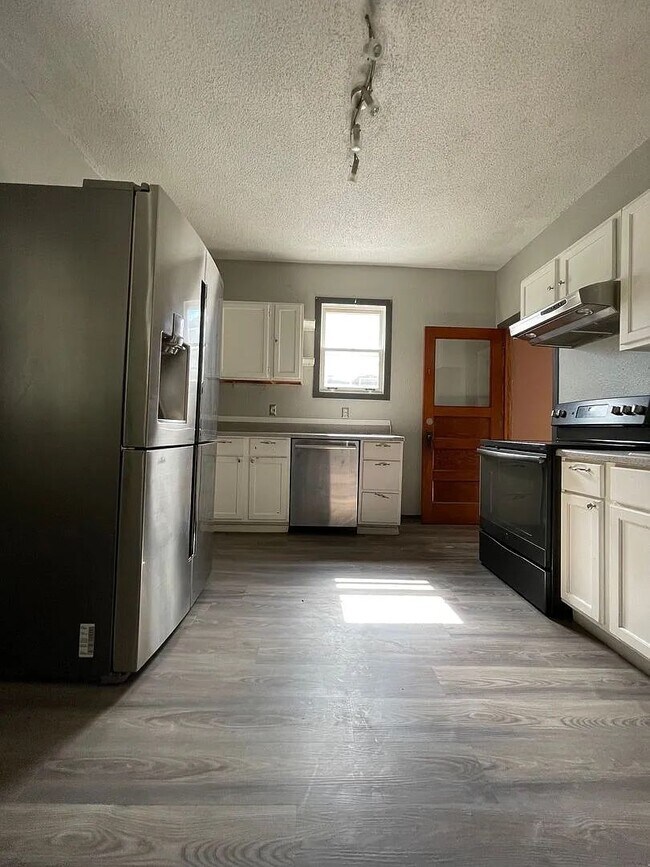 Foto del edificio - Spacious 5-Bedroom Rental Near Campus & Do...