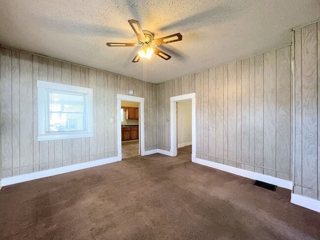 Building Photo - Large 3 Bedroom