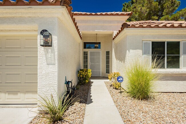 Building Photo - Peccole Ranch 3 Bed 2 Bath Gated Ascot Park Beauty