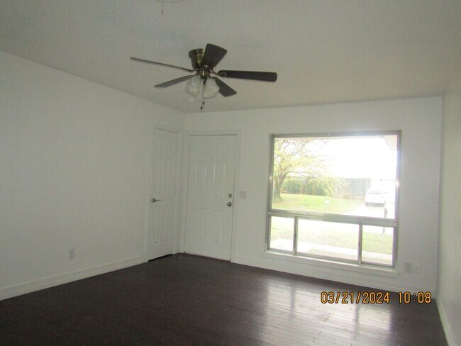 Building Photo - Freshly Painted Home! Pet's Negotiable wit...