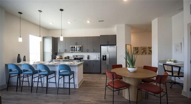 Building Photo - 1000 Rea Dr SW