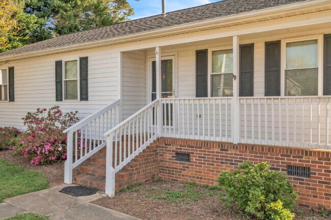 Foto del edificio - 3BR/2BA Cul-de-Sac Retreat Minutes from Downtown..Fenced Yard & Deck! $2100/mo rent