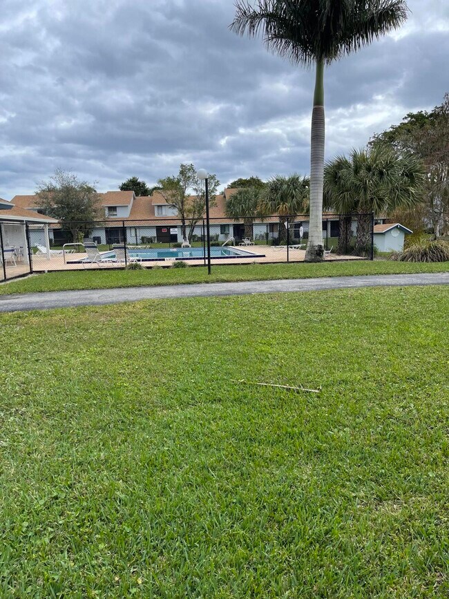 Foto del edificio - 1613 Woodbridge Lakes Cir