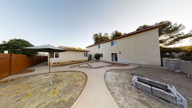 Foto del edificio - HUGE 10BR House on Montezuma!! - Large Private Parking Lot & Courtyard! - Right Next to Campus (L...
