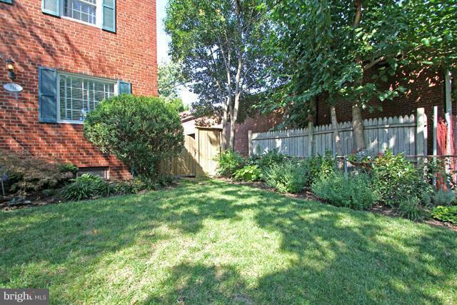 Building Photo - Classic Townhome with Hardwood Floors and Functional Layout
