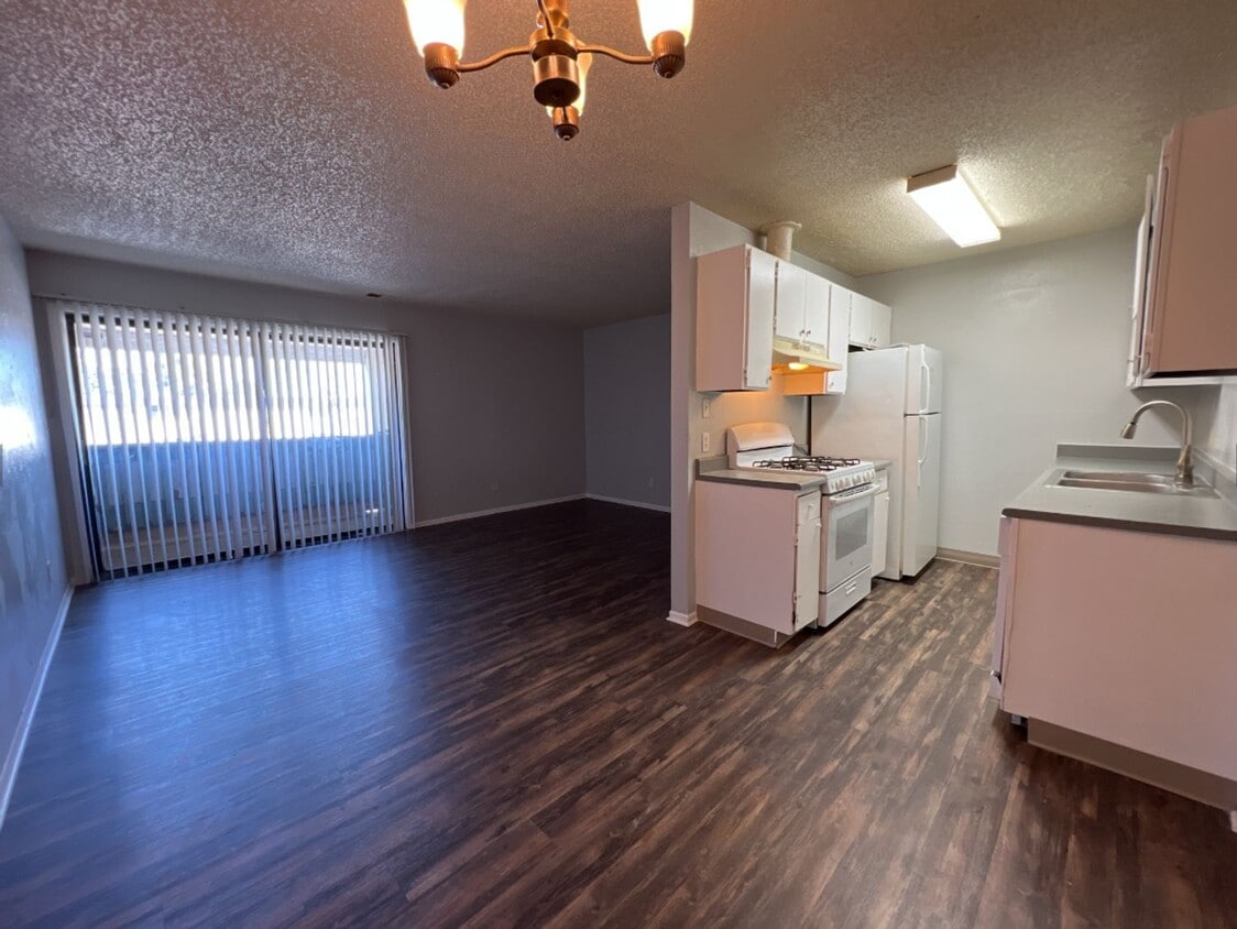 2 Bedroom 1 Bathroom Apartment in Aurora **Move-In Special** - 2 Bedroom 1 Bathroom Apartment in Aurora  **Move-In Special**