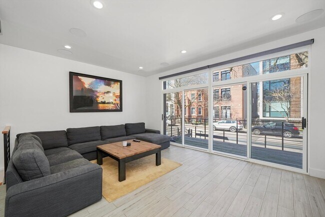 Building Photo - 2915 W Lyndale St