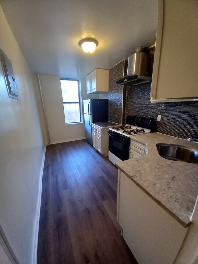 Building Photo - 495 Linwood St