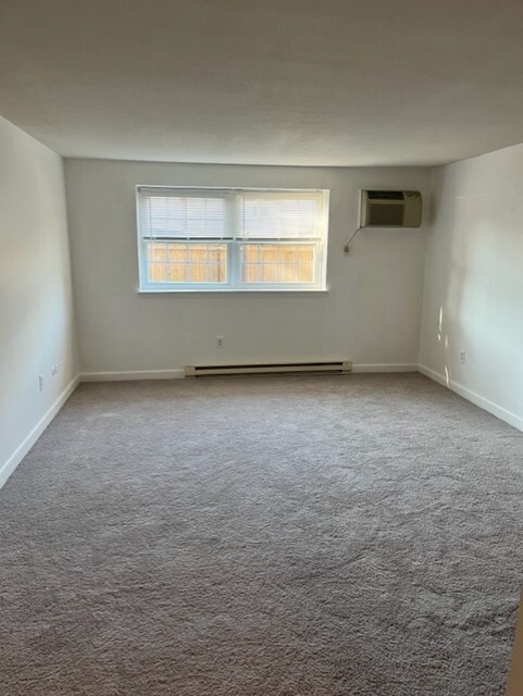 Family Room - 881 Main St