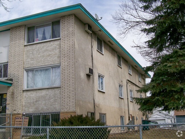 Building Photo - 3021 Longfellow Ave