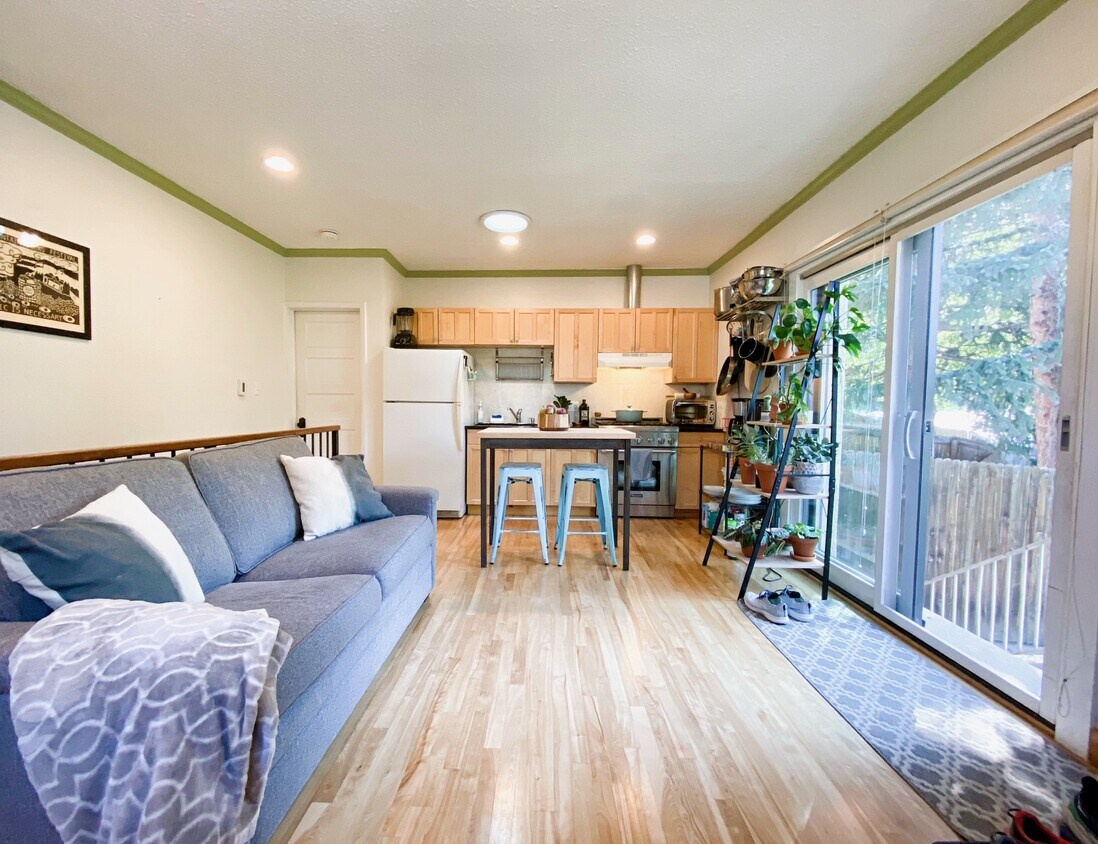 Living Room - 607 Cascade Ave