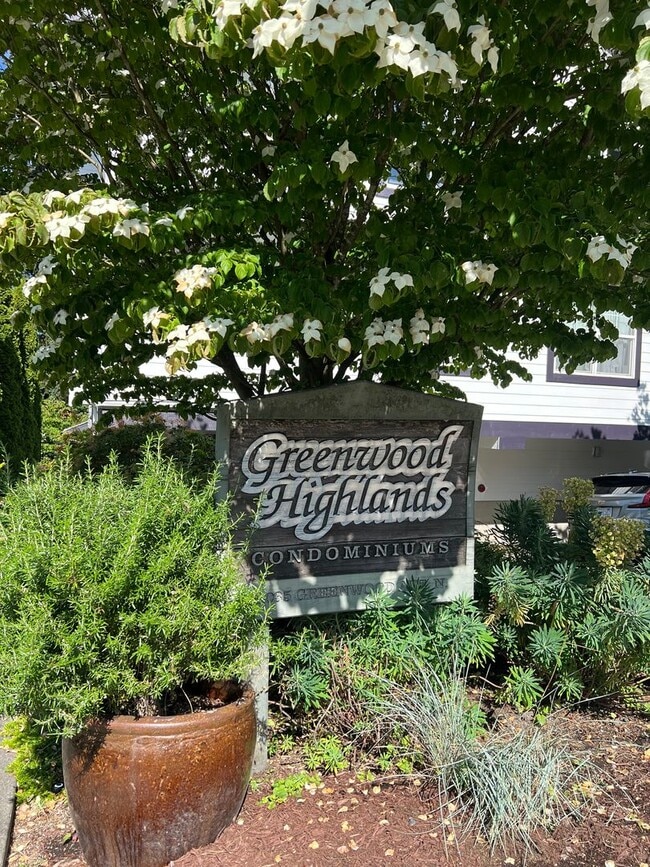 Photo - Top Floor! Vaulted Ceilings, Fireplace, LV... Apartment