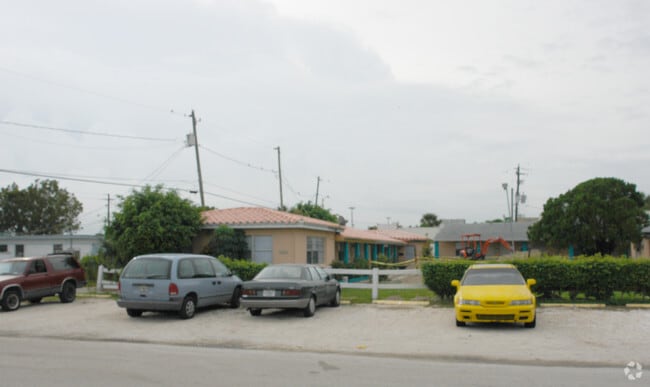 Building Photo - Hollywood Manor - Subdivision