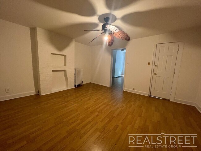 Building Photo - 1 BED with Backyard in Greenwood Heights!