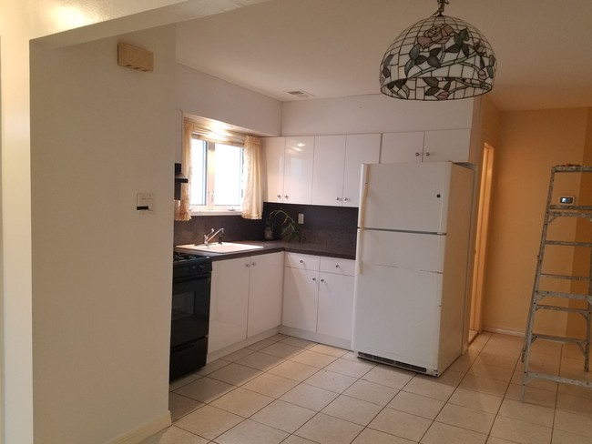 Eat-in kitchen - 243 Kelly Blvd