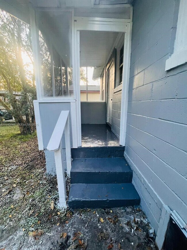 Foto del edificio - 1742 West St