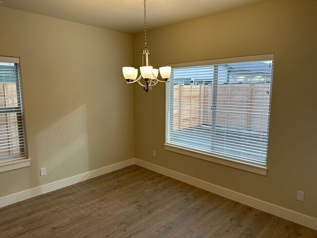 Building Photo - **$500 Off First Month's Rent** Newer SE Bend House w/A/C, 3 Bdrms, 2.5 Baths, 2160 Sq Ft, EVO OU...