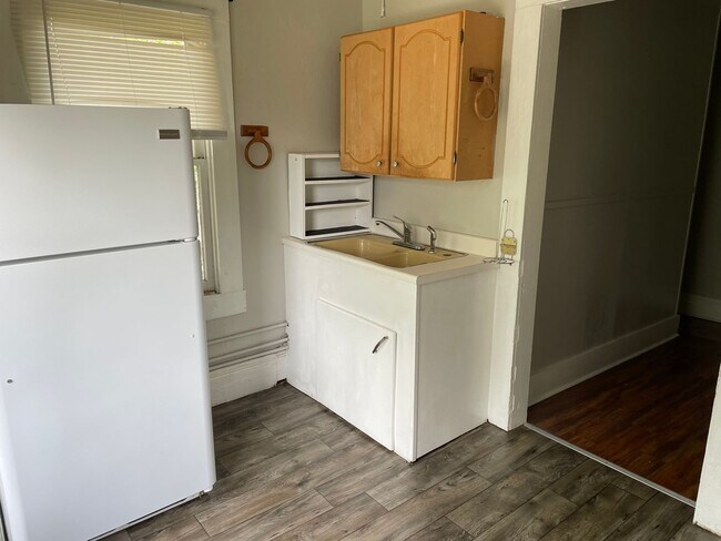 Building Photo - 820 College St