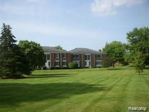 Primary Photo - 670 E Fox Hills Dr