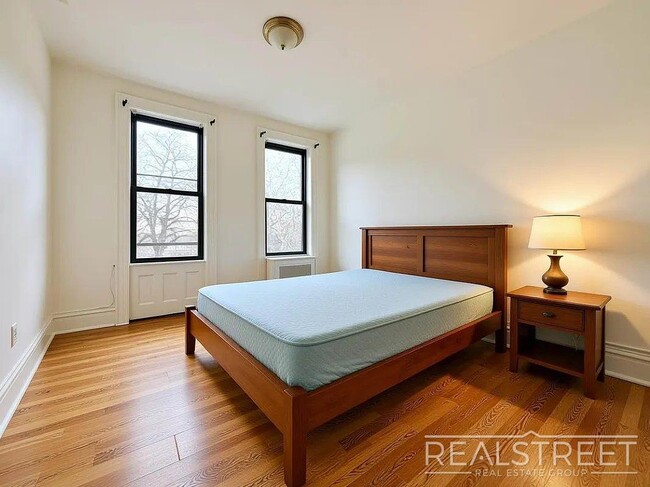 Foto del edificio - Rare Deal for a Spacious 2-Bedroom in Prime Bushwick with Gorgeous Views Overlooking Maria Hernandez