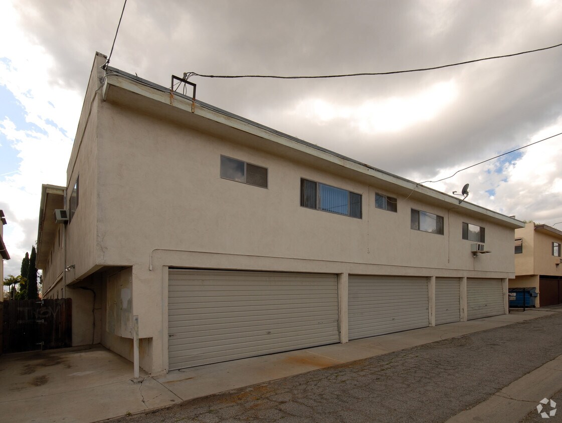 Building Photo - 17117 Chatsworth St