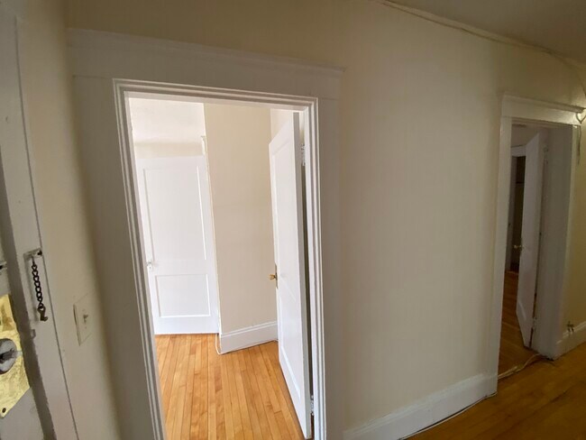 Building Photo - 10 Barrows St