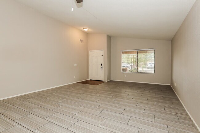 Foto del edificio - 16755 W Polk St