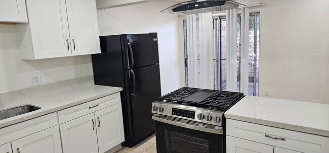 Foto del edificio - Remodeled 2bed 2 bath Ground level