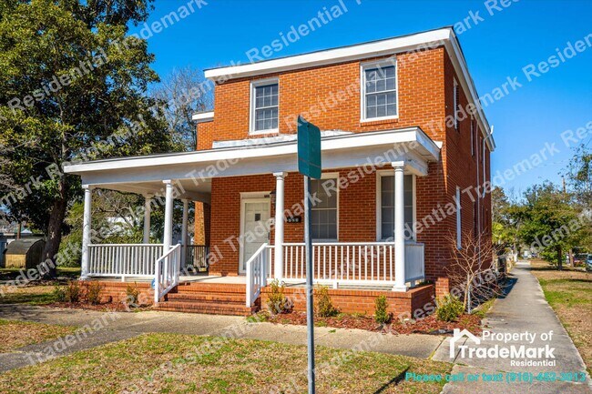 Building Photo - Church Street Upstairs Apartment