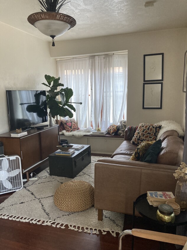 Living Room - 915 25th St
