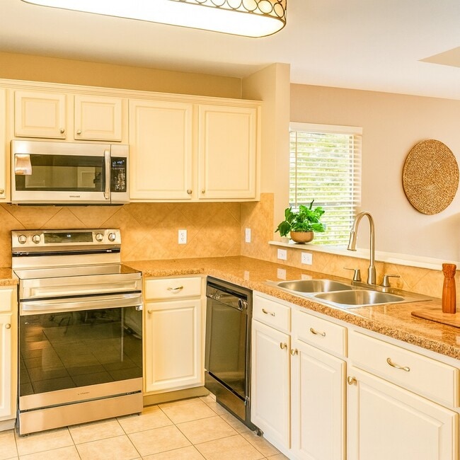 Kitchen - 216 Pullman Place Blvd
