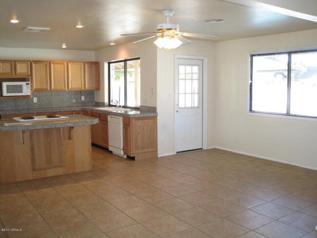 Foto del edificio - 2163 E Manhatton Dr