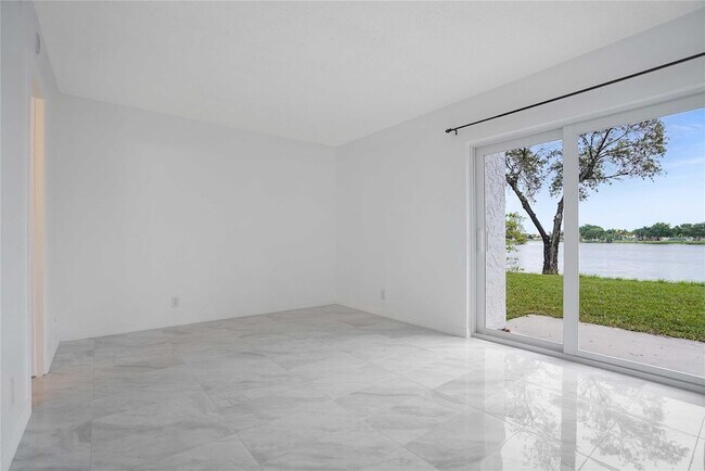 Foto del edificio - 8720 N Sherman Cir