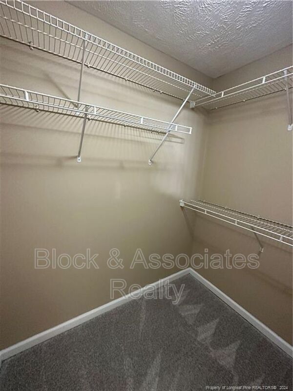 Foto del edificio - 400 Bubble Creek Ct