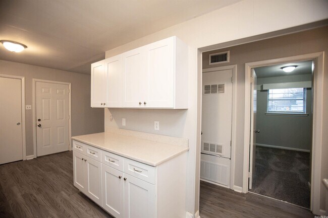 Building Photo - 909 Roseclair Dr