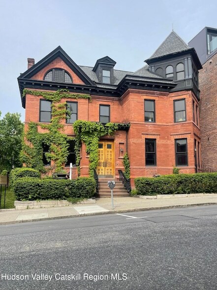 Building Photo - 420 Warren St