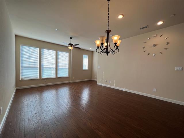 Building Photo - 604 Arbol