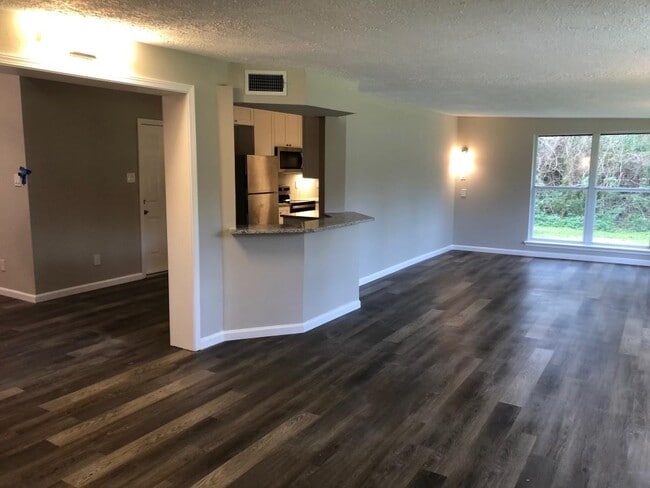 Foto del edificio - 24803 Hickory Hill Rd