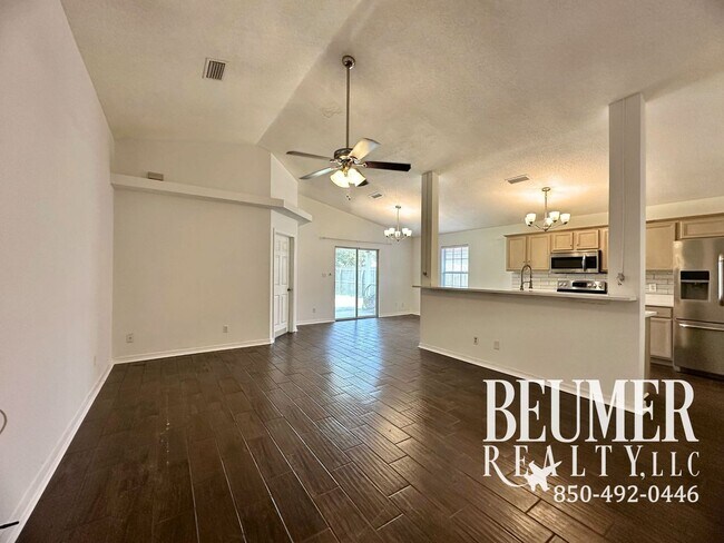 Building Photo - 3 bedroom 2 bath home with Beautiful Backyard