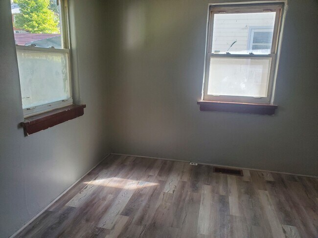 Foto del edificio - 8901 E Thompson Ave