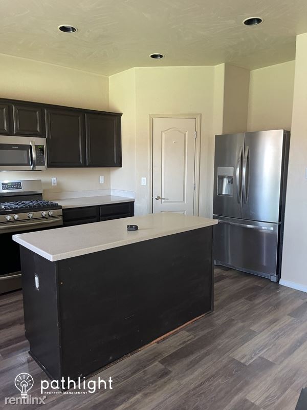 Foto del edificio - 4 br, 2.5 bath House - 630 Primrose Avenue...