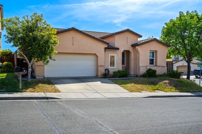 Foto del edificio - Spacious 3-Bed, 2-Bath Single Level Home