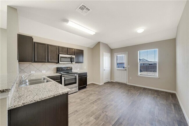 Foto del edificio - 14508 Strata Rd