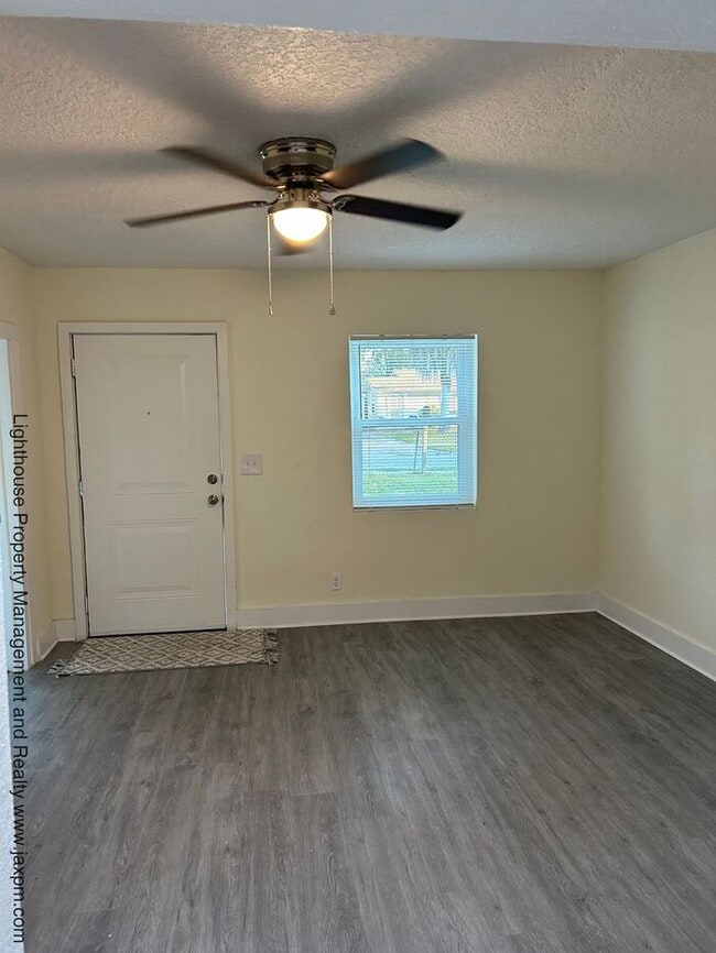 Building Photo - Beautiful 5 Bedroom Home With Modern Updates Throughout