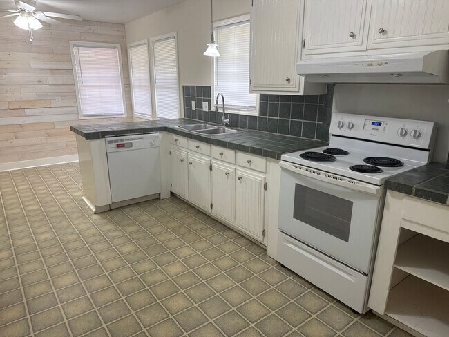 Building Photo - Beautifully updated and conveniently locat...