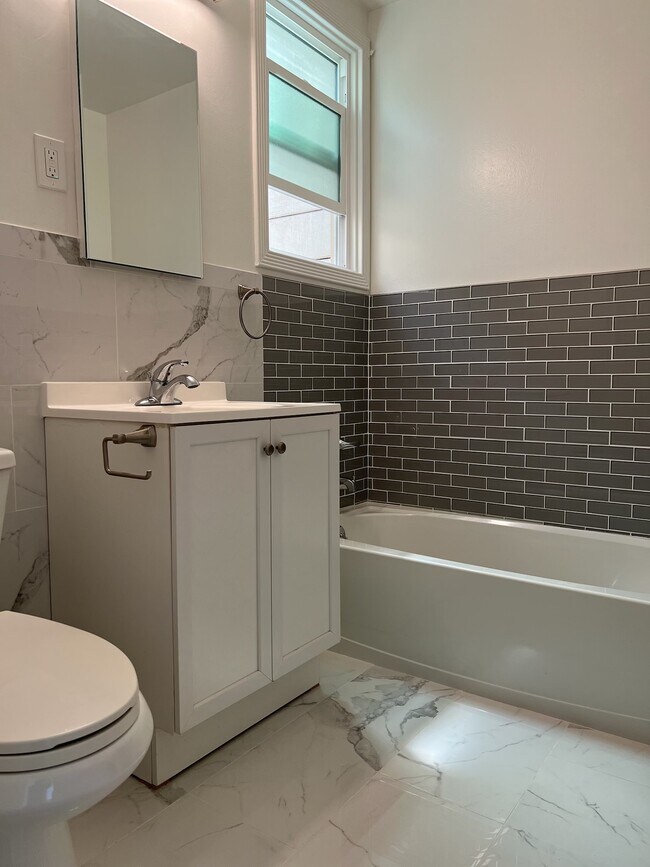 Remodeled bathroom - 2811 Franklin St