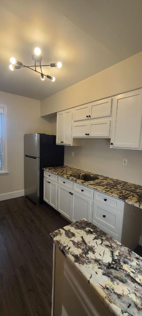 Building Photo - Completely renovated top to bottom spaciou...