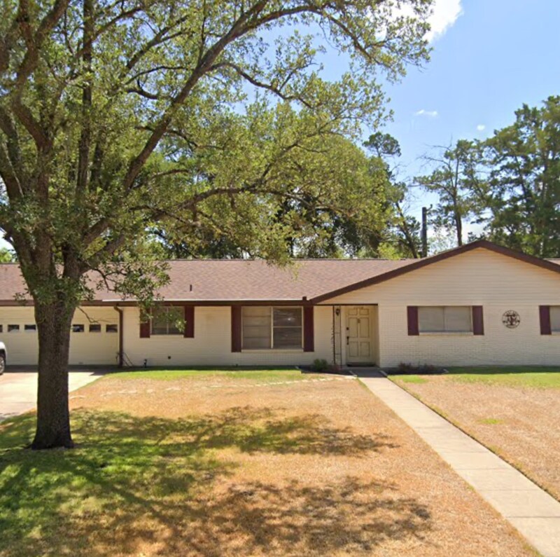 Primary Photo - 1006 Village Dr