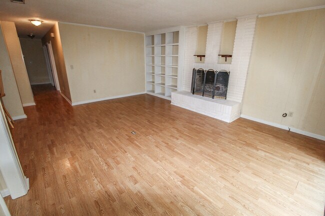 Building Photo - 404 Brannen St