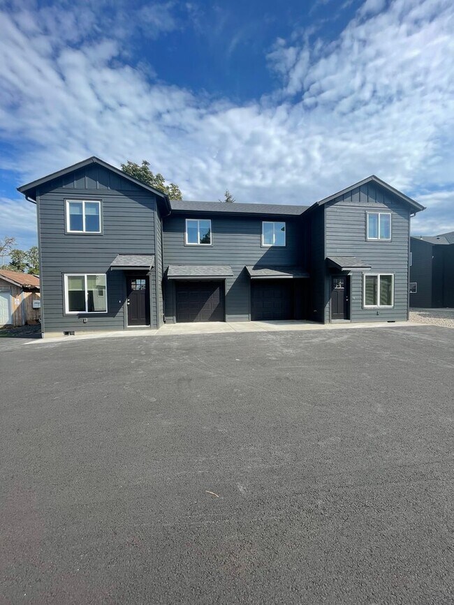 Foto del edificio - Come check out this stunning duplex! **MOVE IN SPECIAL $600.00 OFF FIRST'S MONTH'S RENT!**